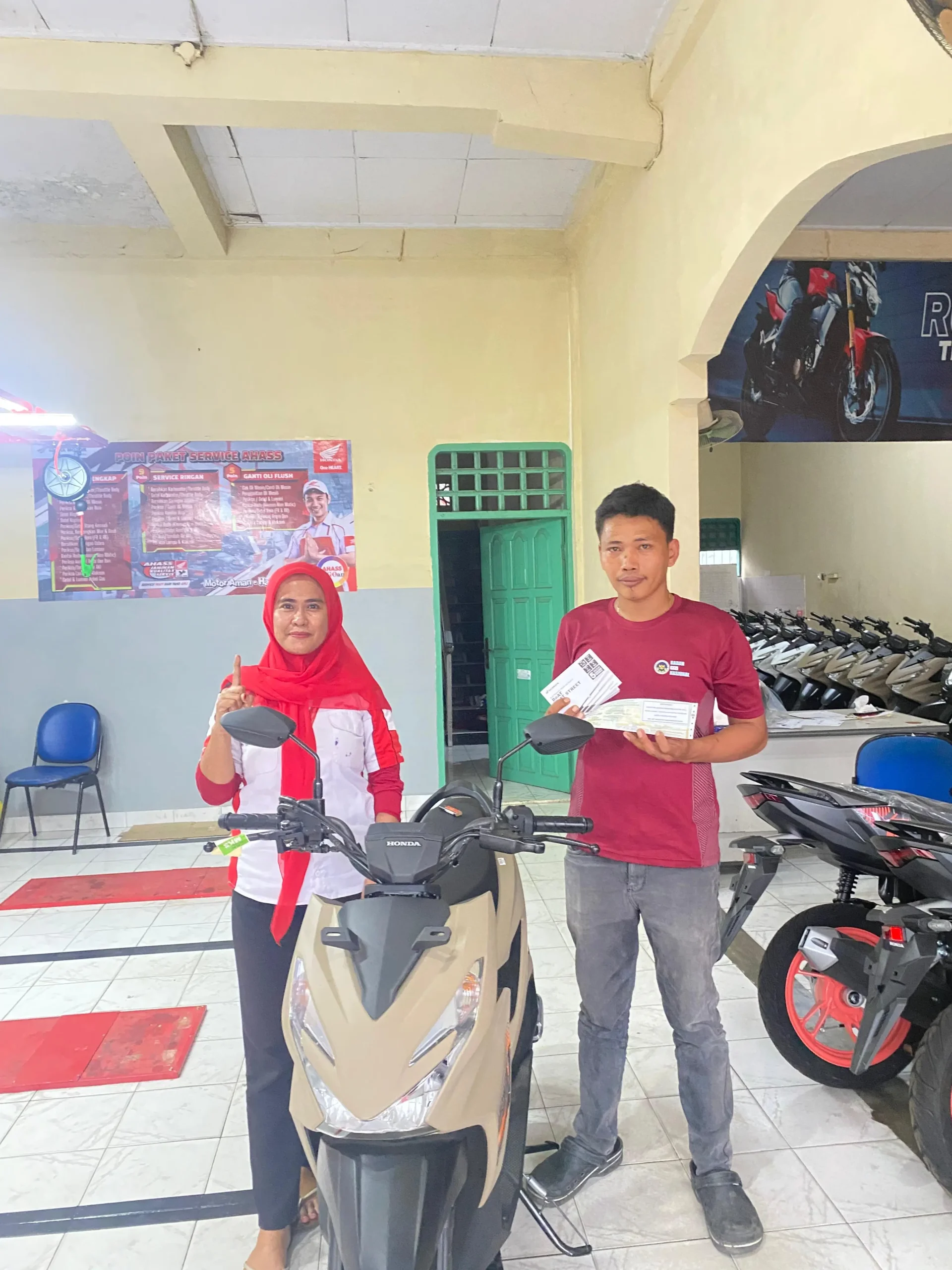 Dokumentasi pelayanan dan penyerahan motor di Dealer Motor Honda Polewali Mandar sebagai referensi ulasan Dealer Honda Polman, termasuk informasi harga, promo, brosur, dan simulasi kredit Honda terbaru.