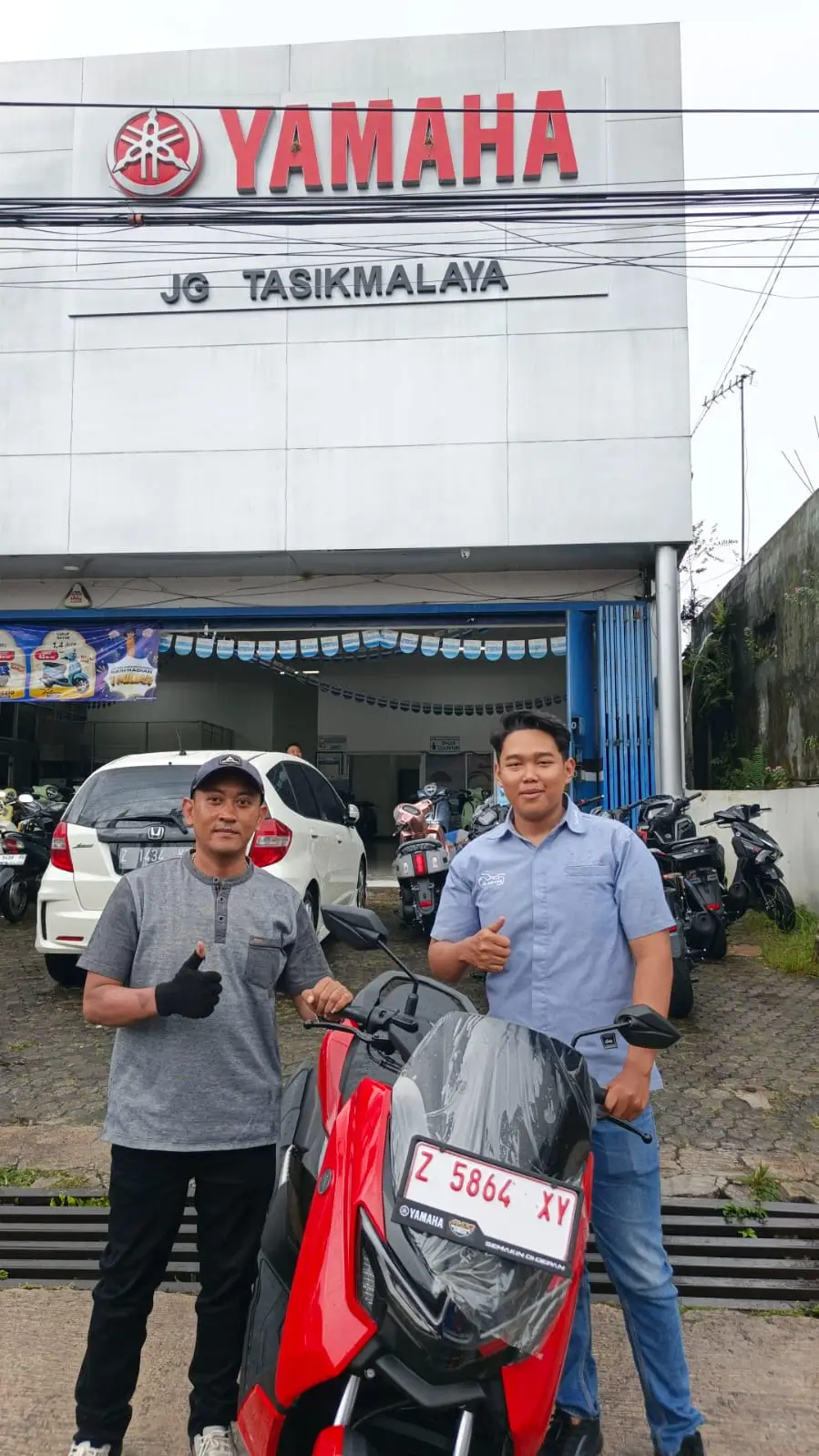 Sales Dealer Motor Yamaha Tasikmalaya membantu calon pembeli mendapatkan brosur Motor Yamaha Tasikmalaya, harga terbaru, promo menarik, dan simulasi kredit.