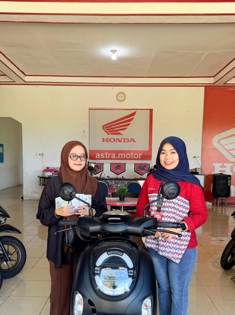 Proses penyerahan motor Honda kepada pelanggan dari Dealer Motor Honda Barru. Dokumentasi pelayanan untuk calon pembeli yang mencari harga, promo, brosur, kredit, dan ulasan dealer Honda Barru.