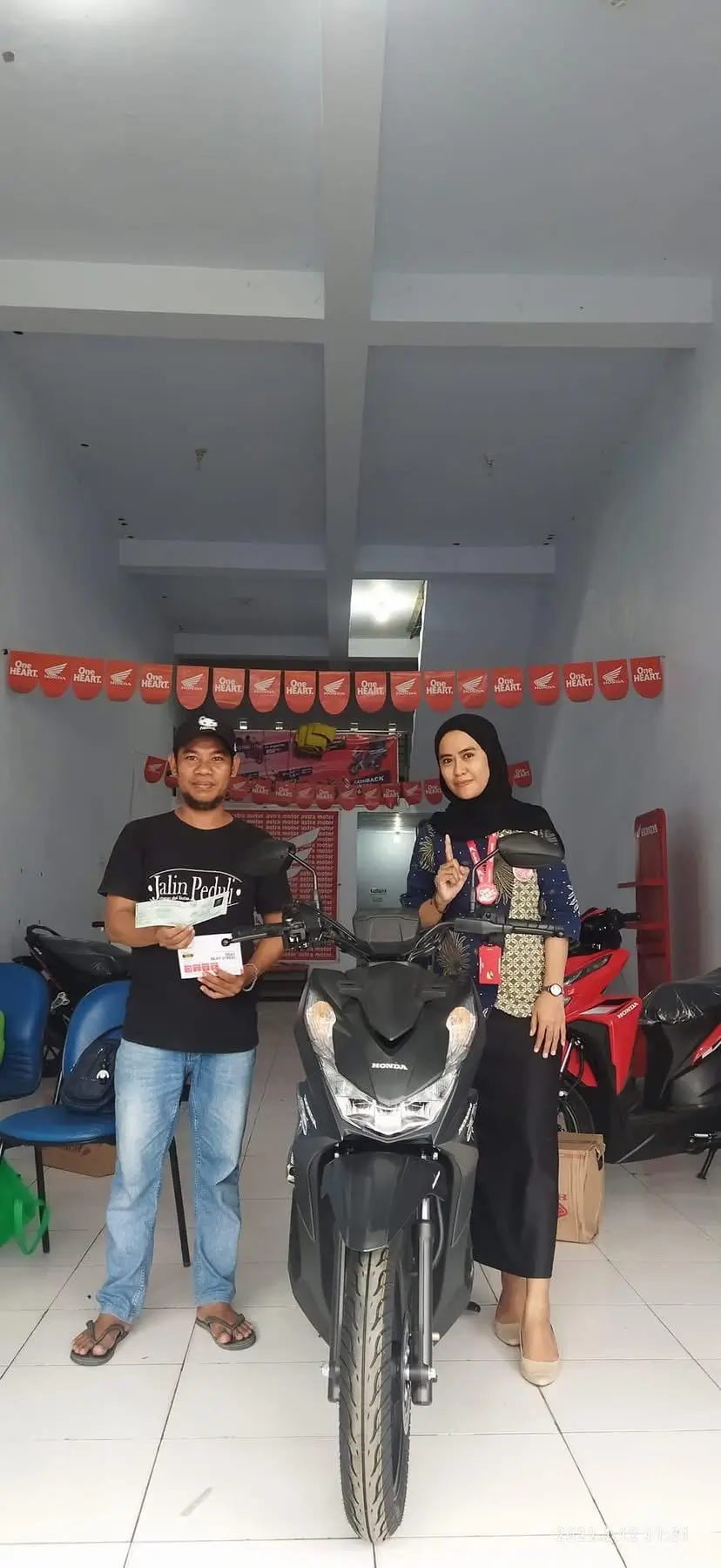 Proses penyerahan motor Honda kepada pelanggan dari Dealer Motor Honda Polewali Mandar. Dokumentasi pelayanan bagi calon pembeli yang mencari harga, promo, brosur, dan ulasan Dealer Honda Polman.