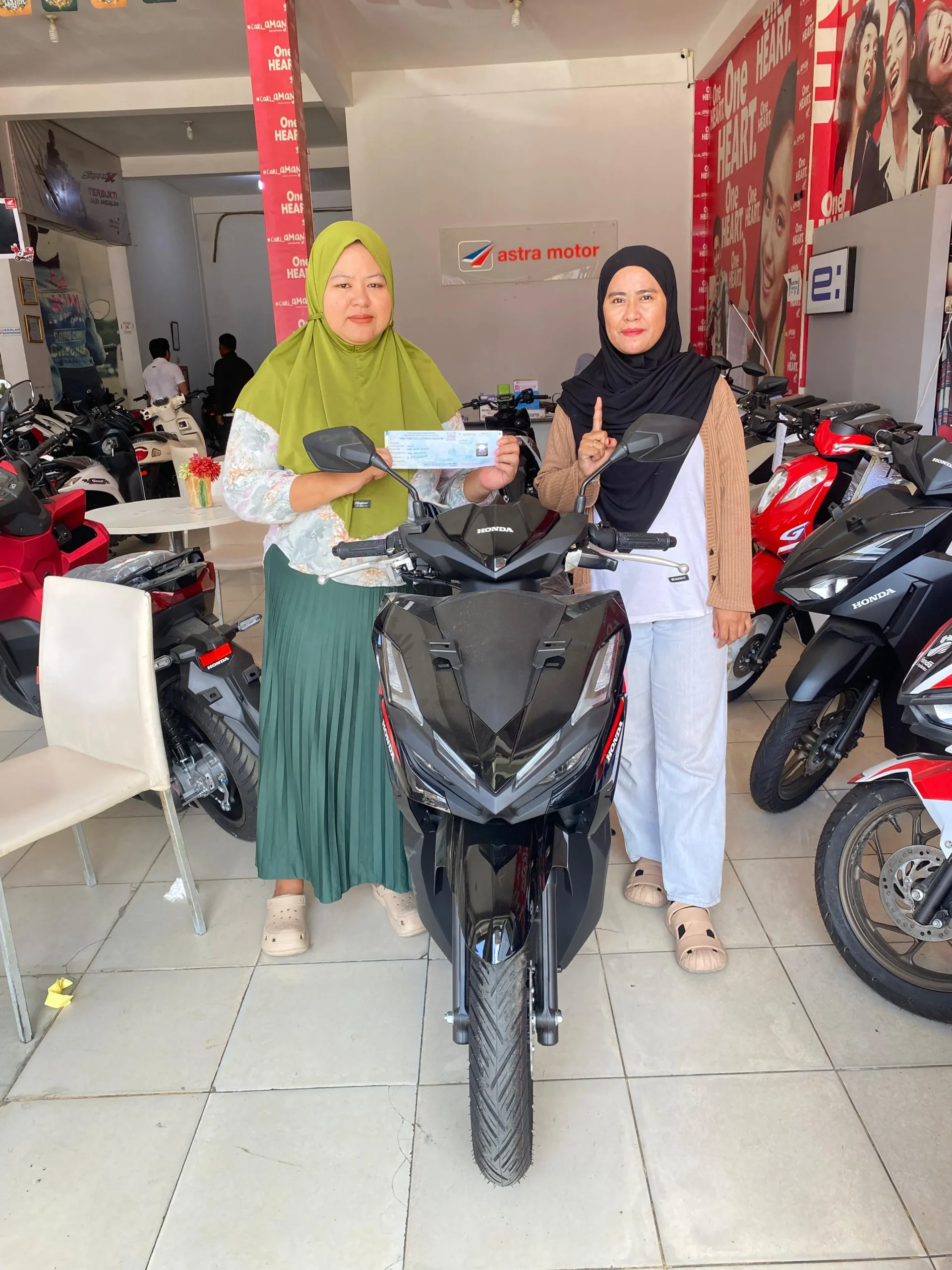 Pelanggan menerima motor Honda Beat baru dari Dealer Honda Polman. Dokumentasi pelayanan sebagai referensi ulasan, harga motor Honda terbaru, promo, dan simulasi kredit di Polewali Mandar.