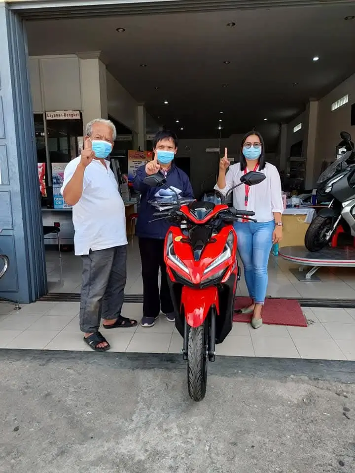 Dokumentasi serah terima motor kepada pelanggan di Dealer Motor Honda Samosir. Dapatkan informasi harga motor Honda Samosir, promo, brosur, kredit motor Honda, dan ulasan dealer terpercaya.