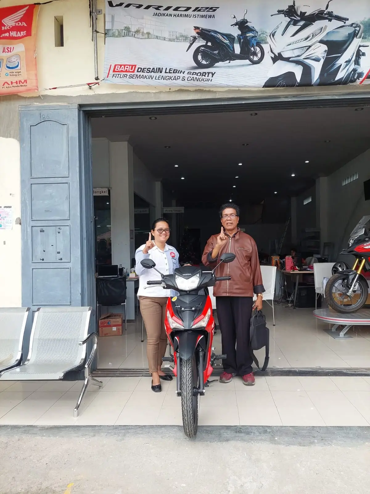 Pelanggan menerima motor Honda baru di Dealer Motor Honda Sibolga. Dokumentasi pelayanan dengan informasi harga motor Honda Sibolga, promo, brosur, kredit motor Honda, dan ulasan pelanggan.