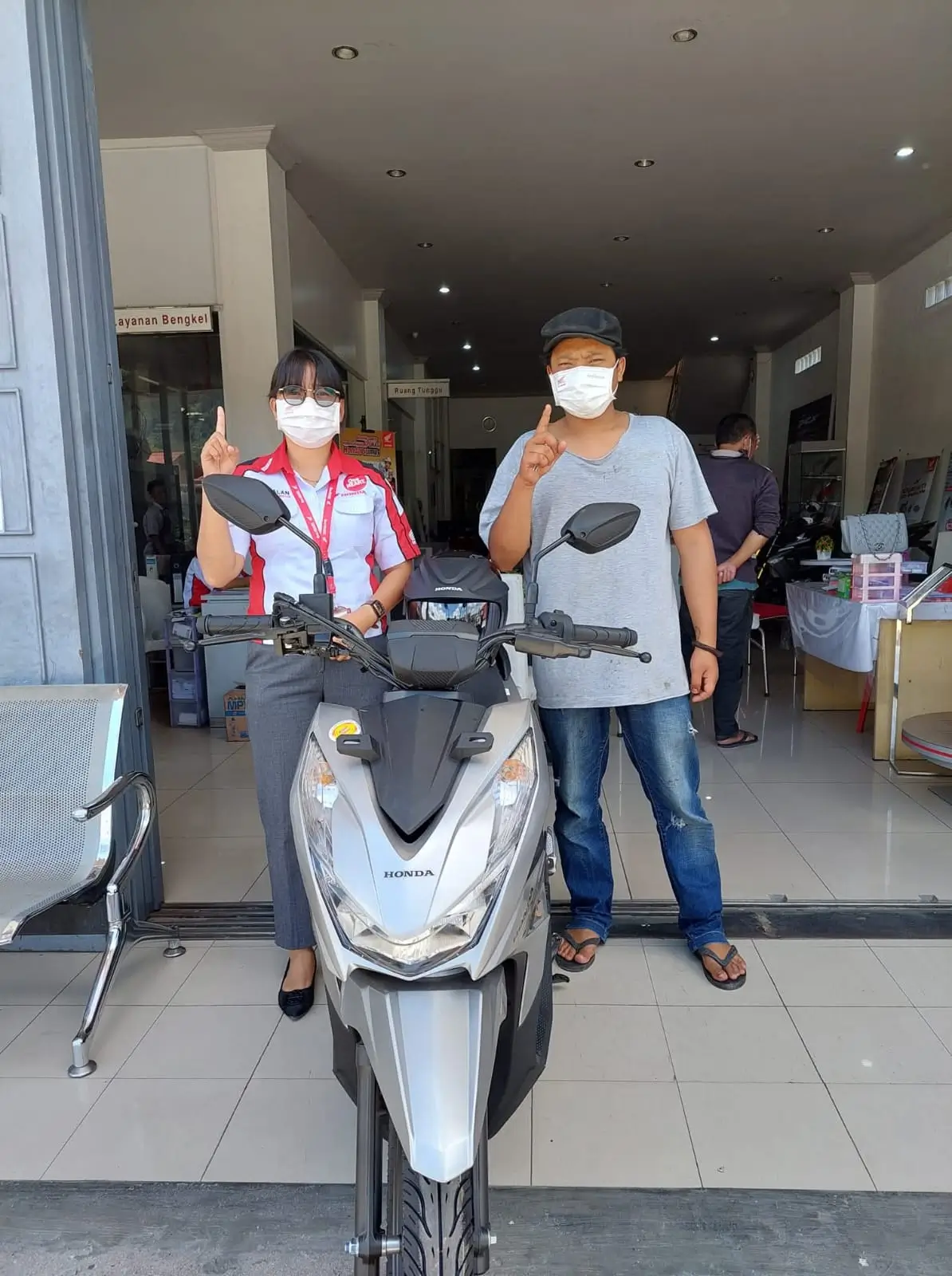 Penyerahan motor kepada pelanggan di Dealer Motor Honda Tapanuli Tengah. Hubungi sales untuk mendapatkan harga motor Honda, promo terbaru, brosur, simulasi kredit, dan ulasan pelayanan.