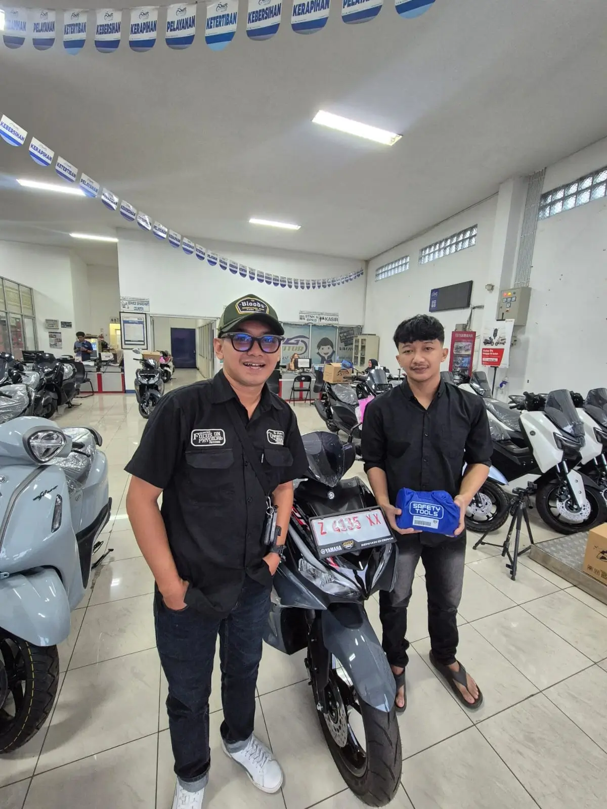 Foto Dealer Motor Yamaha Tasikmalaya terdekat yang melayani pembelian motor Yamaha secara cash dan kredit. Dapatkan informasi harga, promo, brosur, dan pelayanan terbaik di Tasikmalaya.