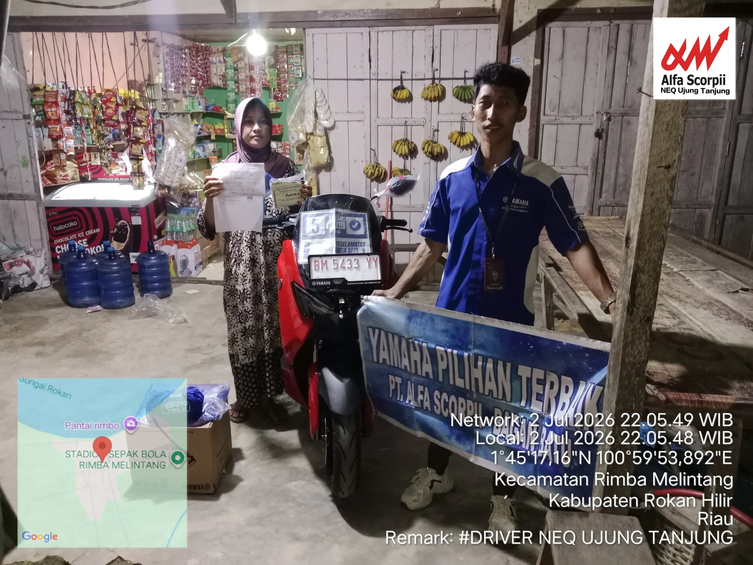 Proses COD dan penyerahan motor Yamaha kepada pelanggan dari Dealer Yamaha Rokan Hilir. Dokumentasi pelayanan untuk calon pembeli yang mencari harga, promo, brosur, dan ulasan Yamaha Rokan Hilir.