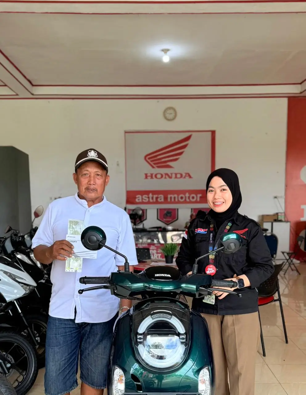 Delivery motor Honda Scoopy ke rumah pelanggan dari Dealer Motor Honda Barru. Layanan pengiriman yang membantu calon pembeli mencari Dealer Motor Honda Barru terdekat dengan pelayanan profesional.