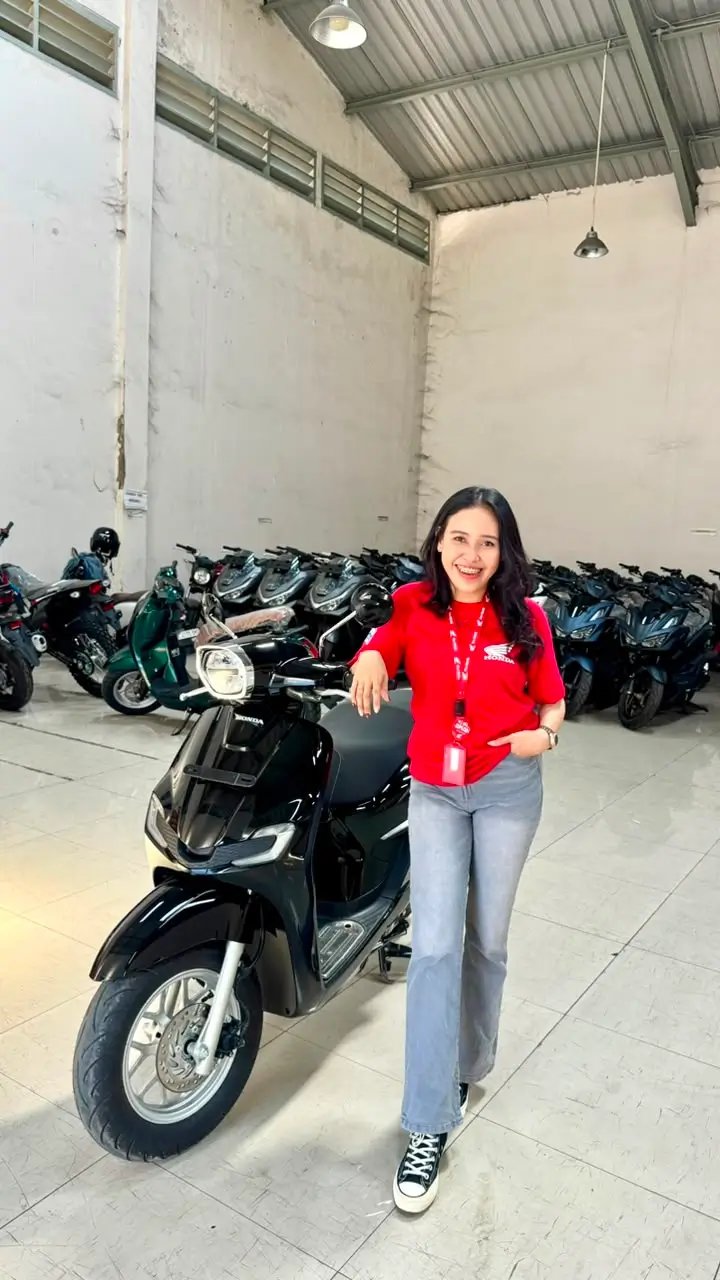 Dokumentasi showroom motor baru di Dealer Honda Kendal. Hubungi sales untuk mendapatkan harga Motor Honda Kendal terbaru, promo, brosur, dan simulasi kredit motor Honda.