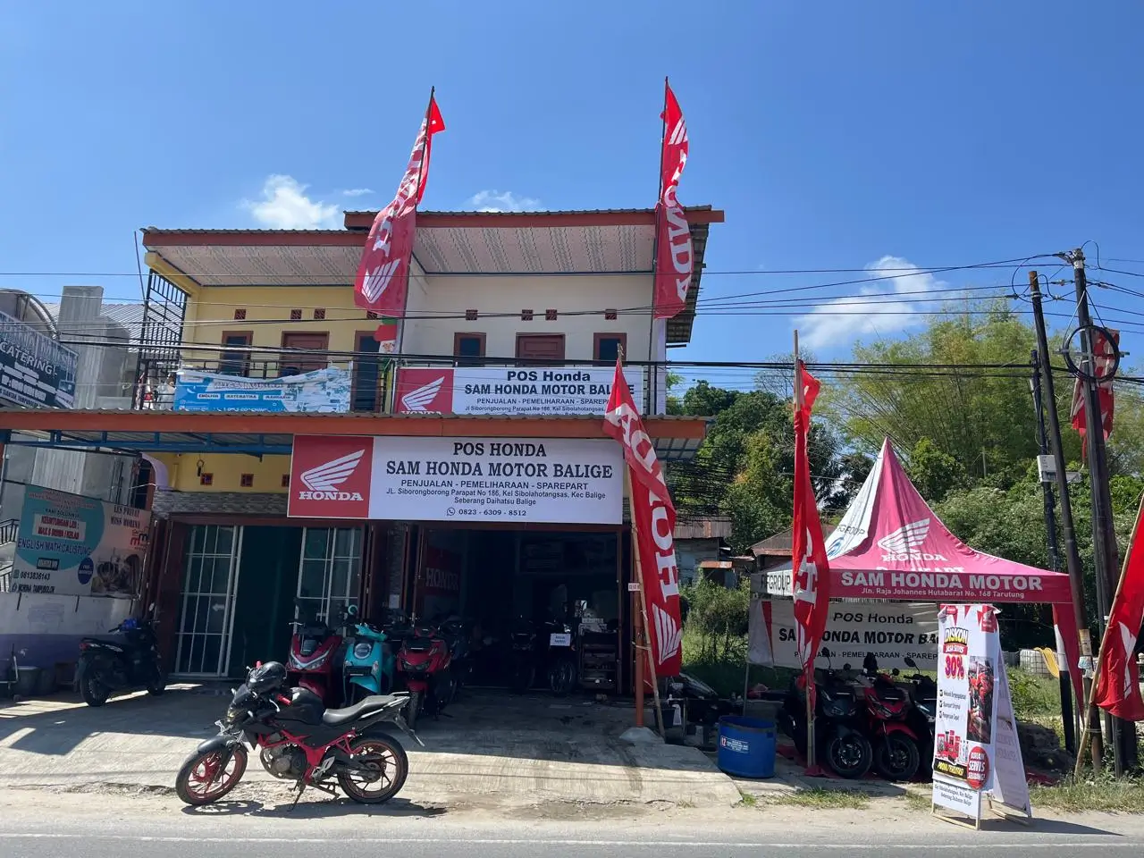 Foto showroom Dealer Motor Honda Toba dengan informasi harga motor Honda Toba terbaru, promo menarik, brosur motor Honda, simulasi kredit, dan pelayanan pembelian yang mudah.