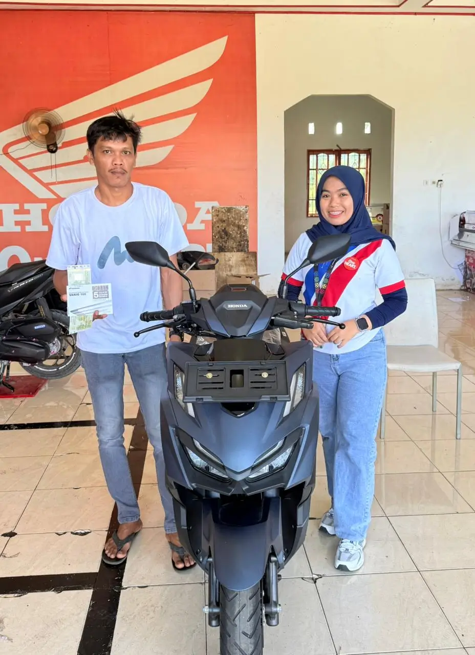 Dokumentasi serah terima motor Honda kepada pelanggan di Dealer Motor Honda Barru. Referensi ulasan dealer Honda Barru dengan informasi harga, promo, brosur, dan kredit motor Honda terbaru.