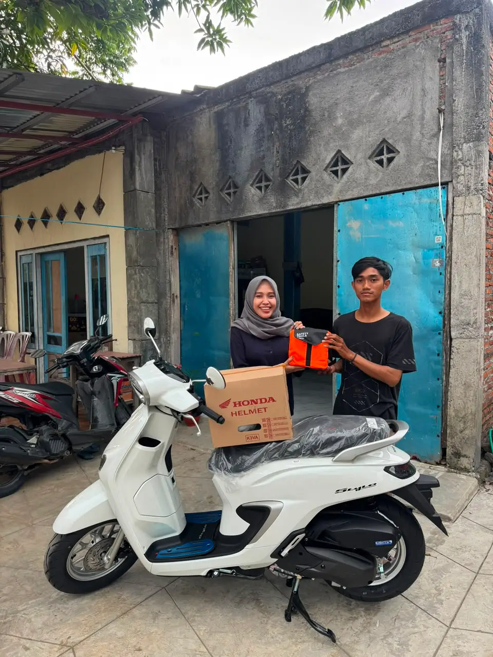 Dokumentasi pelayanan Motor Honda Kendal Cendana Gondang. Dapatkan informasi simulasi kredit, harga motor Honda, brosur terbaru, promo, dan ulasan pelayanan dealer Honda Kendal.