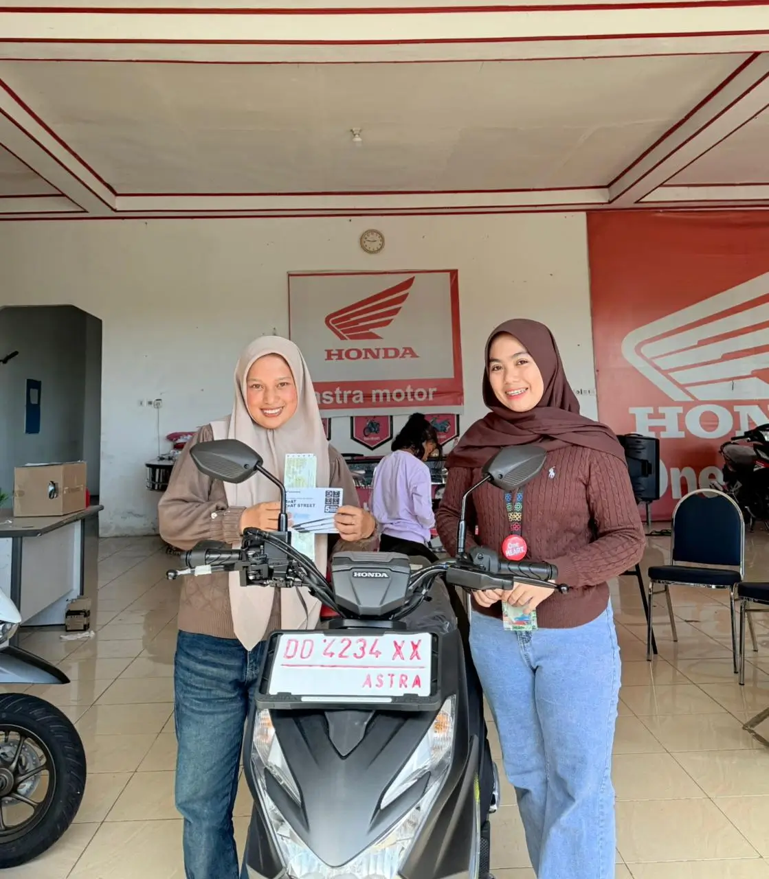 Pelanggan menerima motor Honda baru dari Dealer Motor Honda Barru. Dokumentasi pelayanan sebagai referensi ulasan Dealer Motor Honda Barru, harga motor Honda terbaru, promo, brosur, dan simulasi kredit.