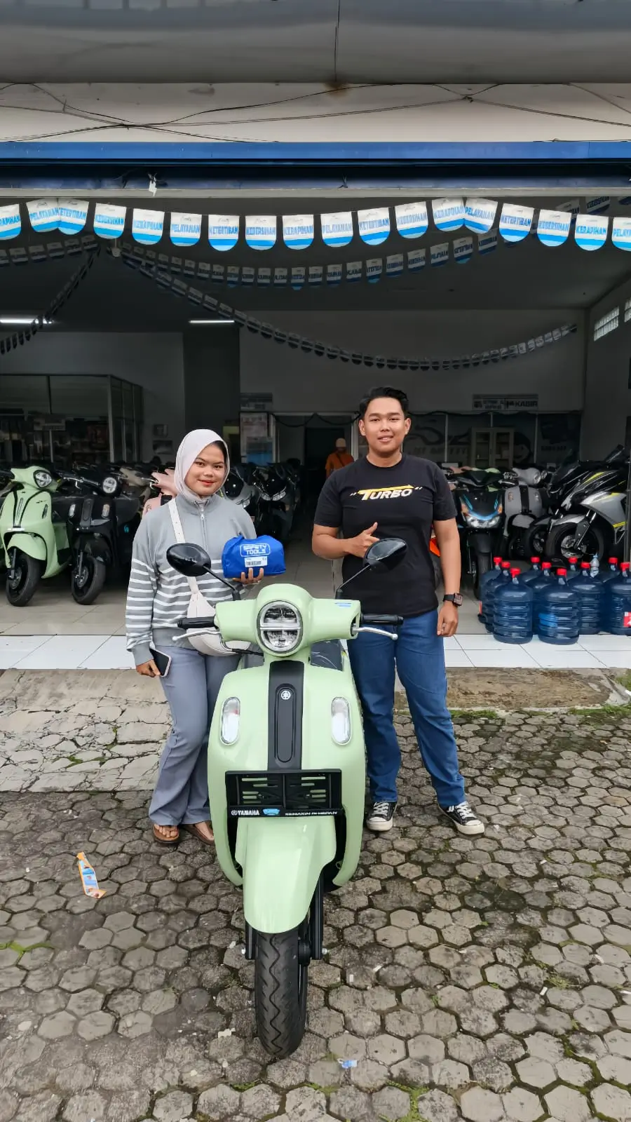 Pelanggan menerima motor Yamaha baru di Dealer Motor Yamaha Tasikmalaya. Dokumentasi pelayanan sebagai referensi ulasan Yamaha Tasikmalaya bagi calon pembeli.
