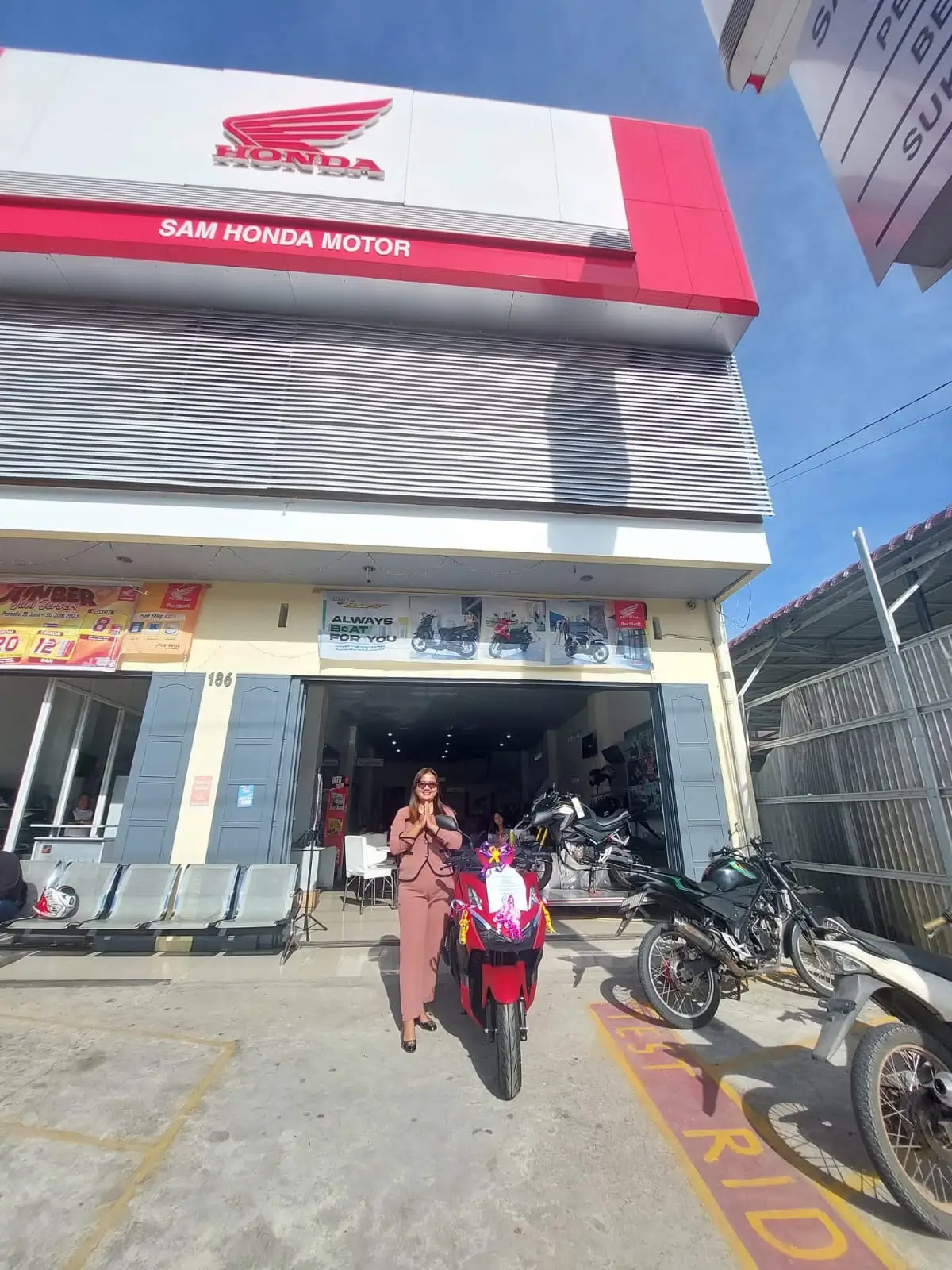 Dealer Motor Honda Tapanuli Utara yang melayani pembelian motor Honda cash dan kredit. Dapatkan informasi harga motor Honda Tapanuli Utara, promo terbaru, brosur motor Honda, simulasi kredit, dan ulasan dealer Honda terpercaya.