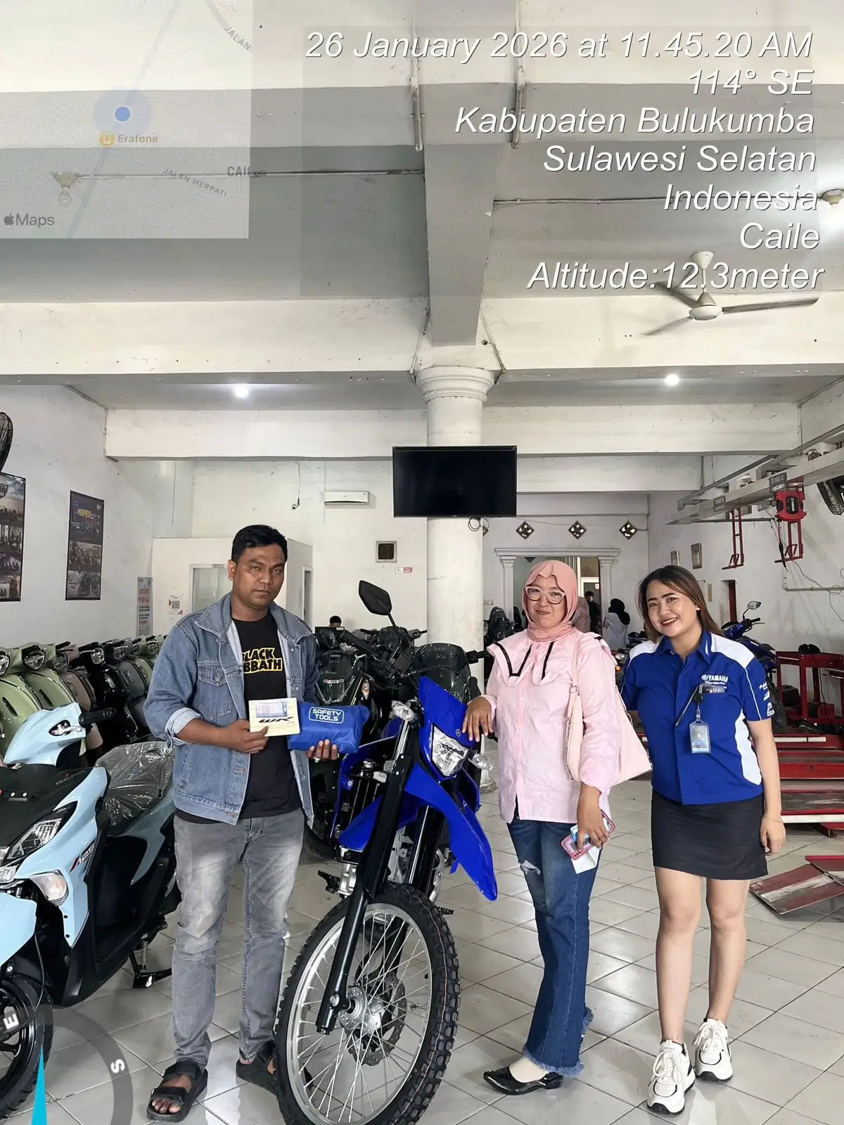 Suasana showroom Dealer Motor Yamaha Bulukumba yang melayani pembelian motor Yamaha baru. Dapatkan informasi harga, promo, brosur, dan simulasi kredit motor Yamaha Bulukumba.