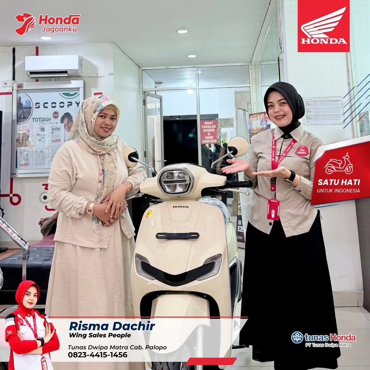 Pelanggan menerima motor Honda baru dari Dealer Honda Palopo. Dokumentasi pelayanan sebagai referensi ulasan, harga motor Honda terbaru, promo, dan simulasi kredit di Palopo.