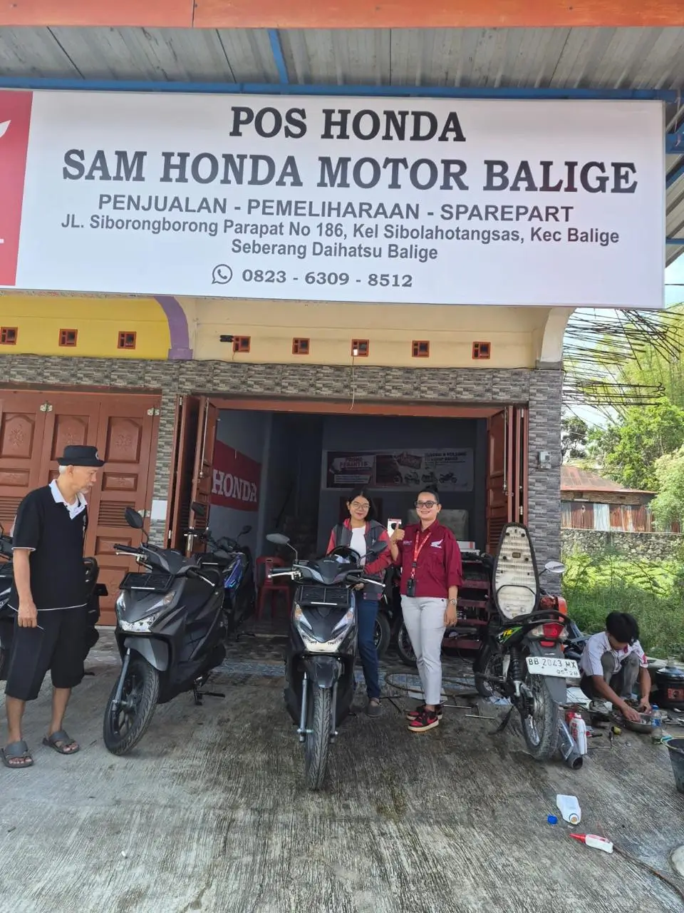 Dokumentasi pelayanan dan serah terima motor di Dealer Motor Honda Toba sebagai referensi ulasan pelanggan. Lihat harga motor Honda Toba, promo, brosur, dan pilihan kredit motor Honda.