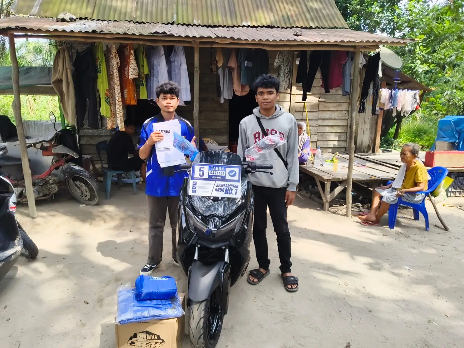 Dokumentasi aktivitas penyerahan motor di Dealer Yamaha Alfa Scorpii Bengkalis yang membantu calon pembeli mencari ulasan, foto dealer, harga, promo, dan layanan Yamaha di Bengkalis.