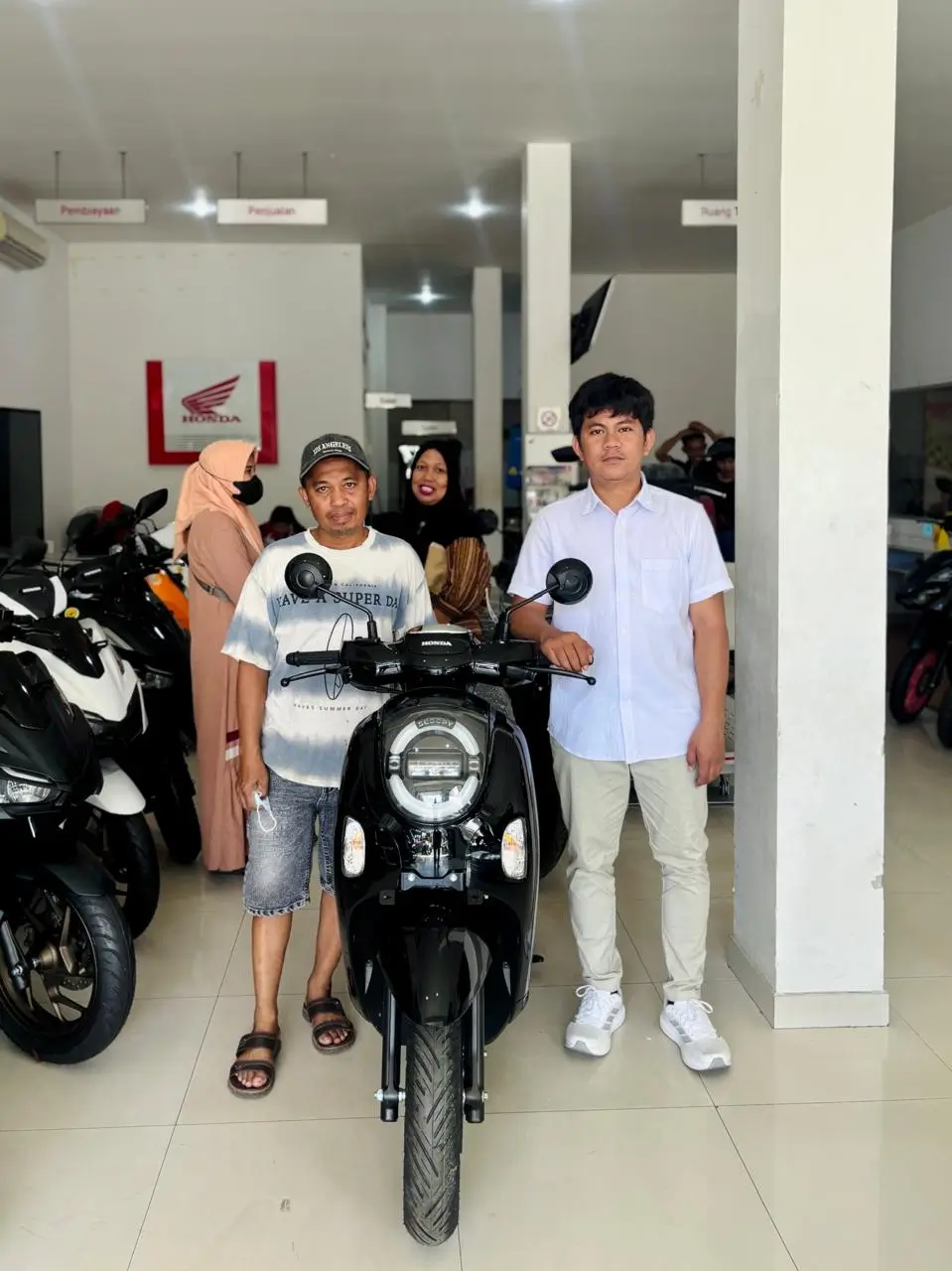 Dokumentasi pelayanan dan penyerahan motor di Dealer Motor Honda Pinrang sebagai referensi ulasan pelanggan. Temukan informasi harga motor Honda Pinrang, promo terbaru, brosur, dan simulasi kredit motor Honda.