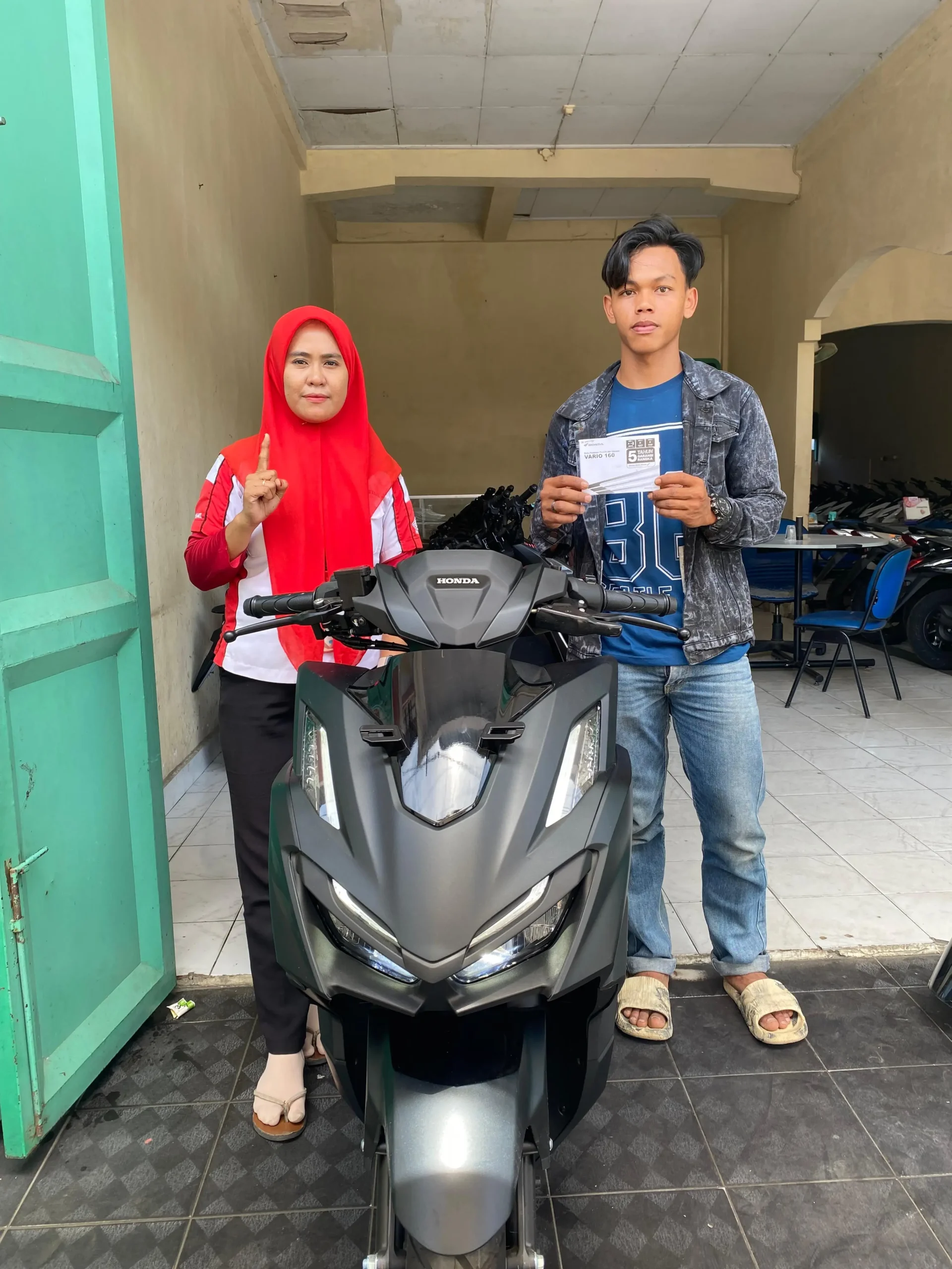 Serah terima motor Honda kepada pelanggan di Astra Motor Polman dengan pelayanan profesional. Informasi harga, promo, brosur, kredit, dan ulasan Dealer Honda Polewali Mandar tersedia di halaman ini.