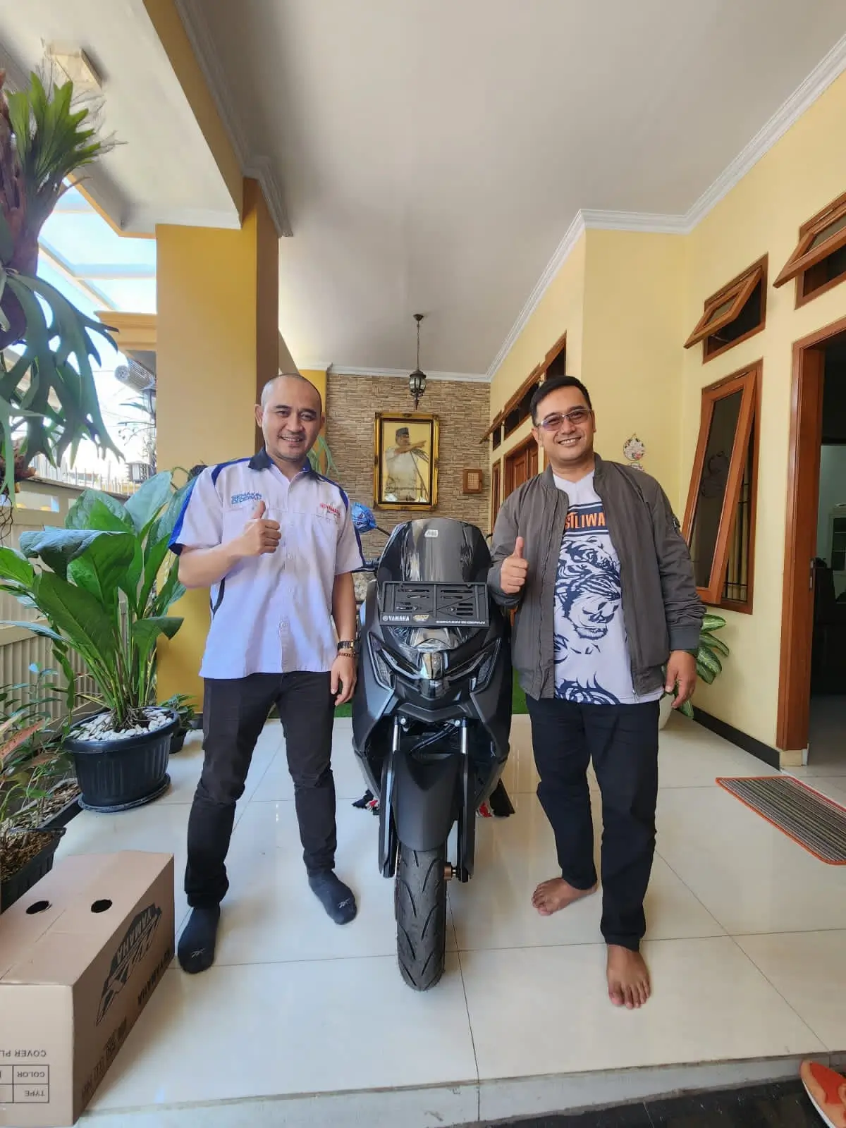 Dokumentasi aktivitas dan penyerahan motor di Dealer Motor Yamaha Tasikmalaya sebagai referensi ulasan Yamaha Tasikmalaya. Informasi harga, brosur, promo, dan kredit motor Yamaha tersedia di halaman ini.