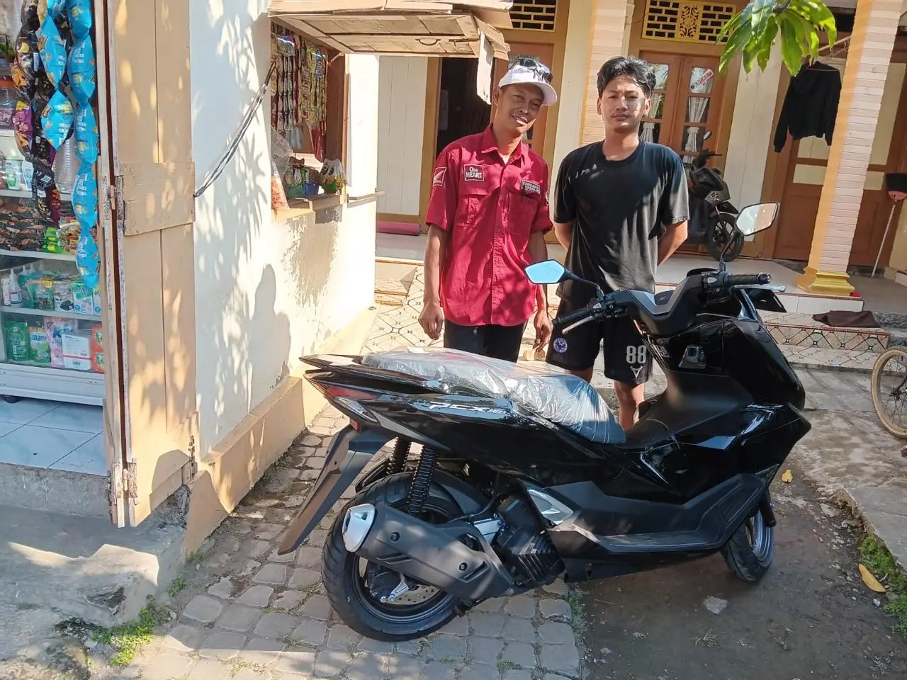 Dokumentasi pelanggan Dealer Honda Kendal Cendana Motor Cepiring. Informasi harga Motor Honda Kendal, brosur terbaru, promo motor Honda, kredit, dan pelayanan dealer terpercaya.