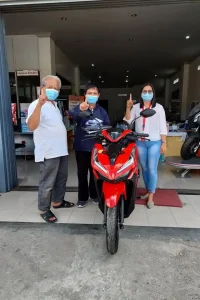 Dokumentasi serah terima motor kepada pelanggan di Dealer Motor Honda Samosir. Dapatkan informasi harga motor Honda Samosir, promo, brosur, kredit motor Honda, dan ulasan dealer terpercaya.