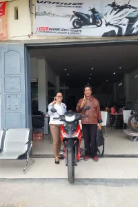 Pelanggan menerima motor Honda baru di Dealer Motor Honda Sibolga. Dokumentasi pelayanan dengan informasi harga motor Honda Sibolga, promo, brosur, kredit motor Honda, dan ulasan pelanggan.