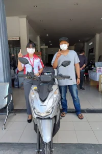 Penyerahan motor kepada pelanggan di Dealer Motor Honda Tapanuli Tengah. Hubungi sales untuk mendapatkan harga motor Honda, promo terbaru, brosur, simulasi kredit, dan ulasan pelayanan.